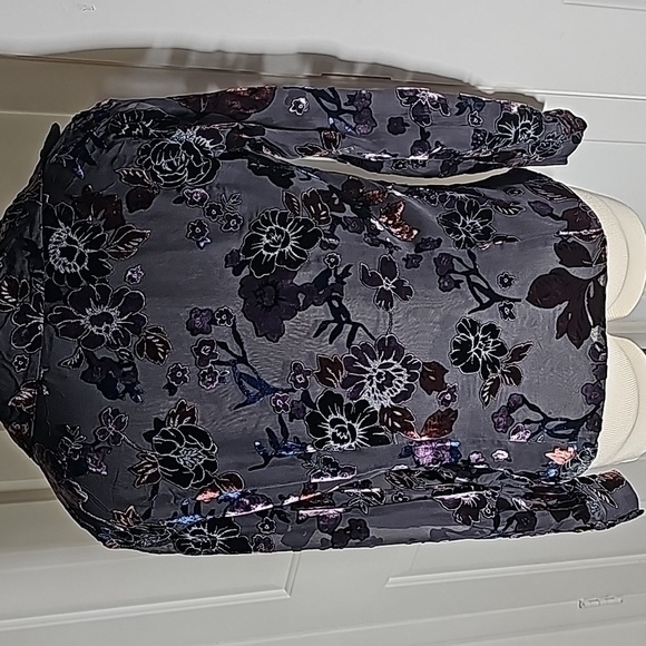 Dana Buchman chiffon wrap blouse with raised velvet flaral size 4. Beautiful - Picture 5 of 13